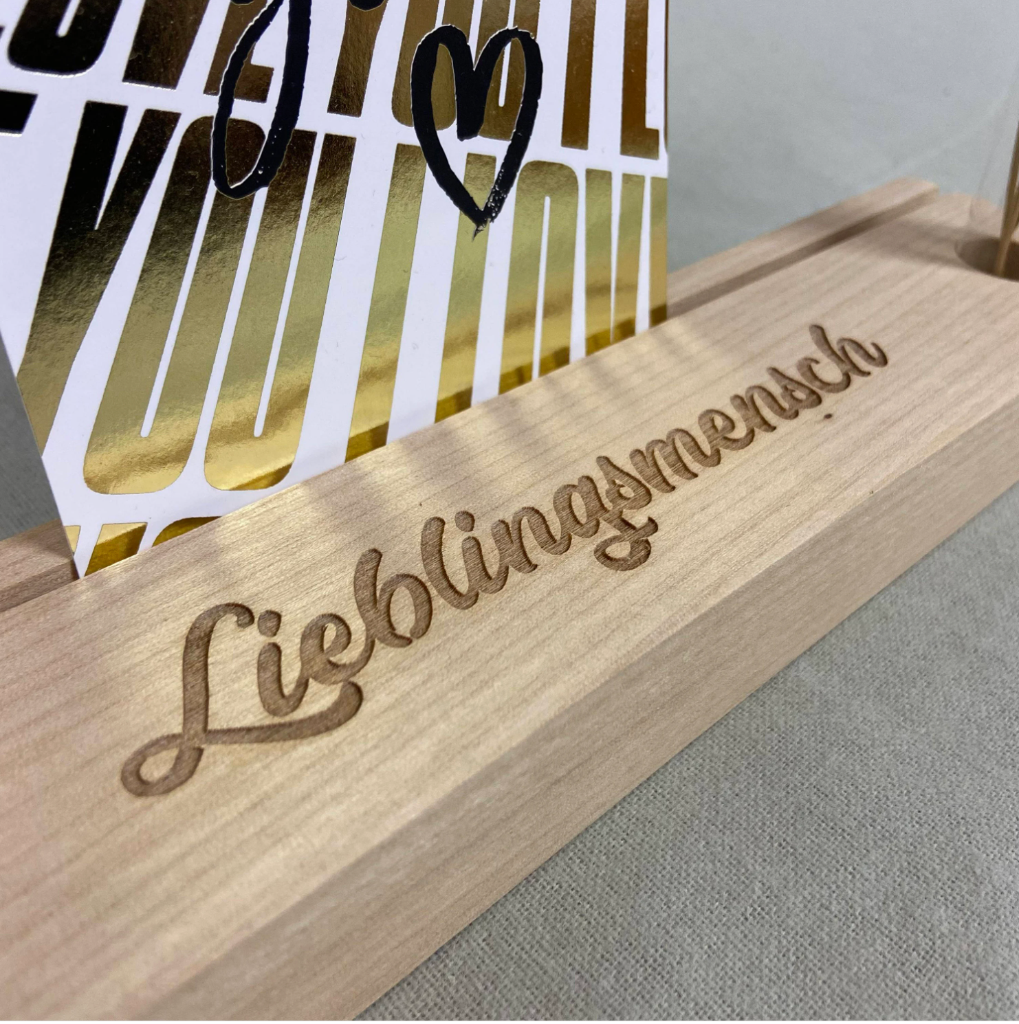 Kartenhalter mit Gravur und Blumenvase