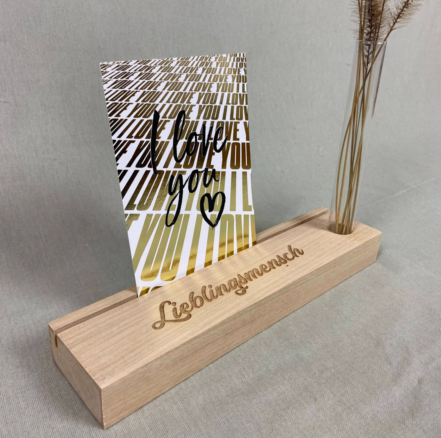 Kartenhalter mit Gravur und Blumenvase