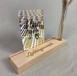 Kartenhalter mit Gravur und Blumenvase