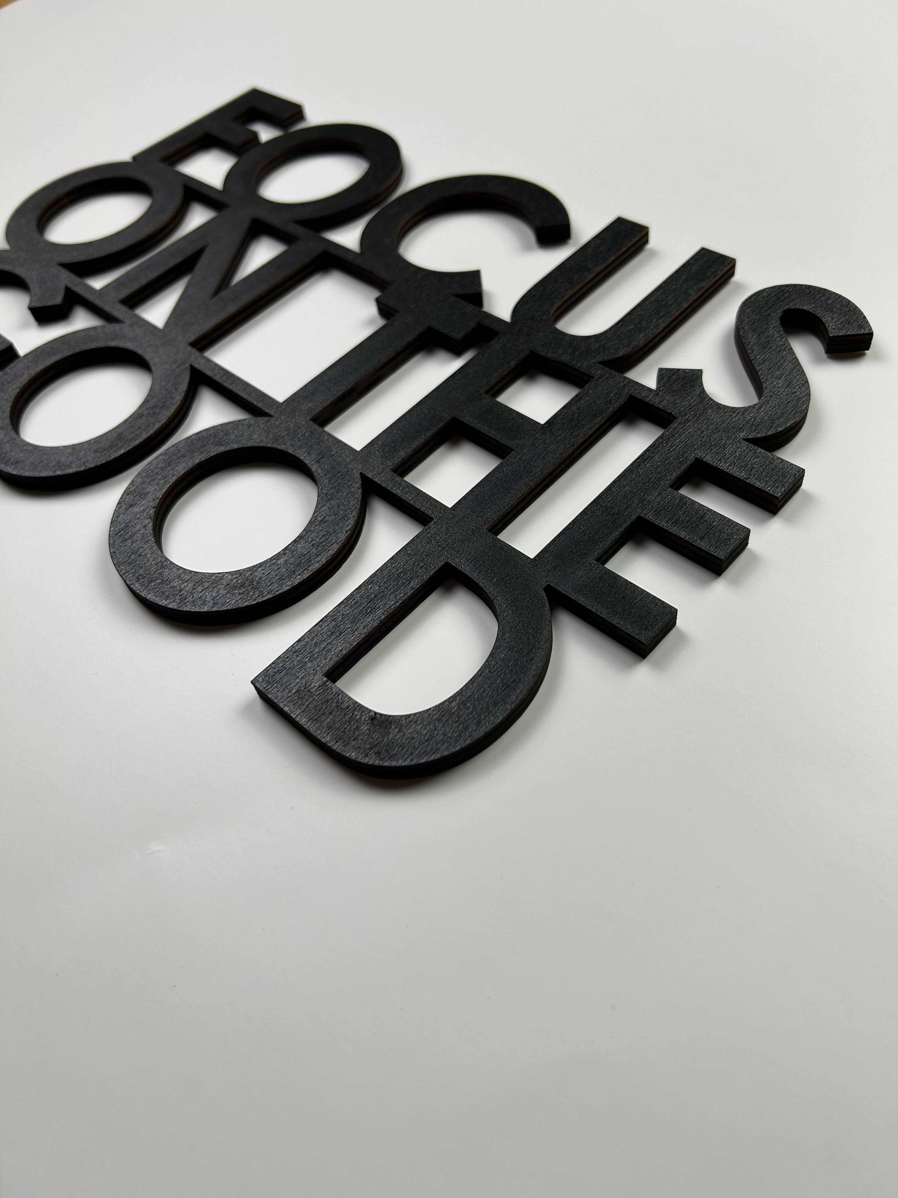Schriftzug 3D aus Holz "FOCUS ON THE GOOD"
