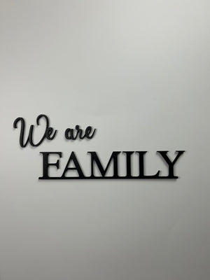 Schriftzug 3D aus Holz "We are FAMILY"