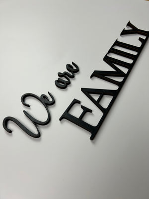 Schriftzug 3D aus Holz "We are FAMILY"