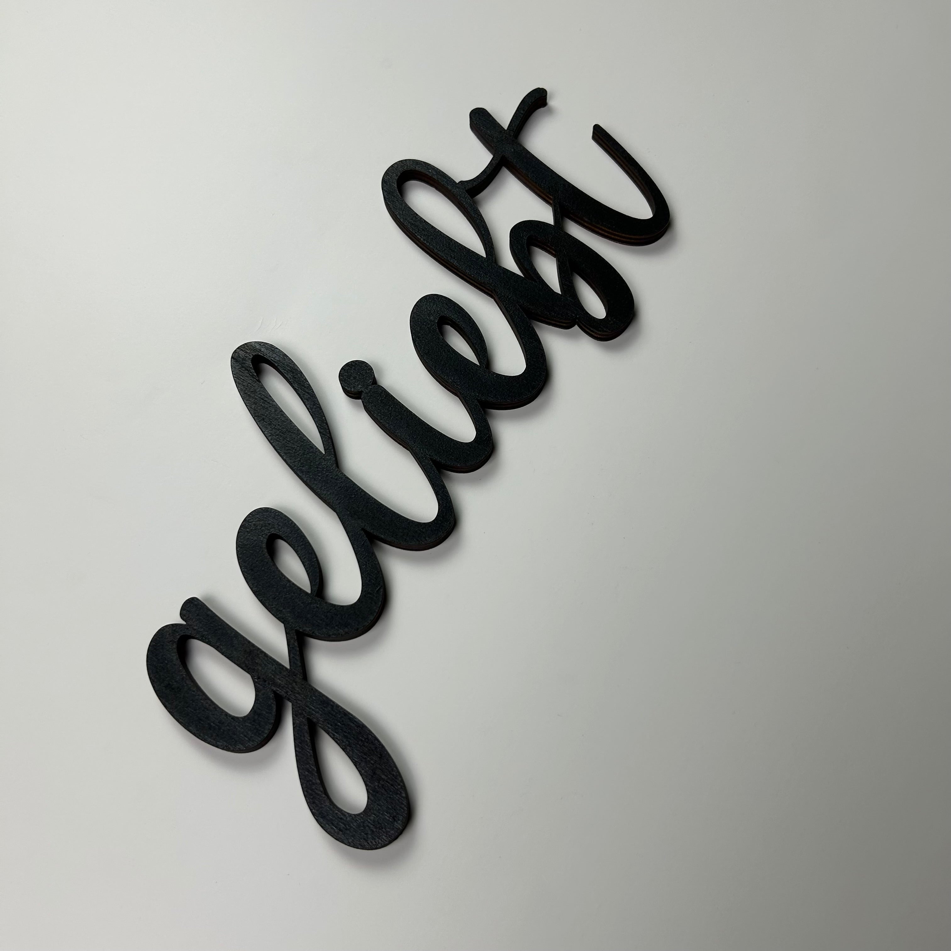 Schriftzug 3D aus Holz "geliebt"