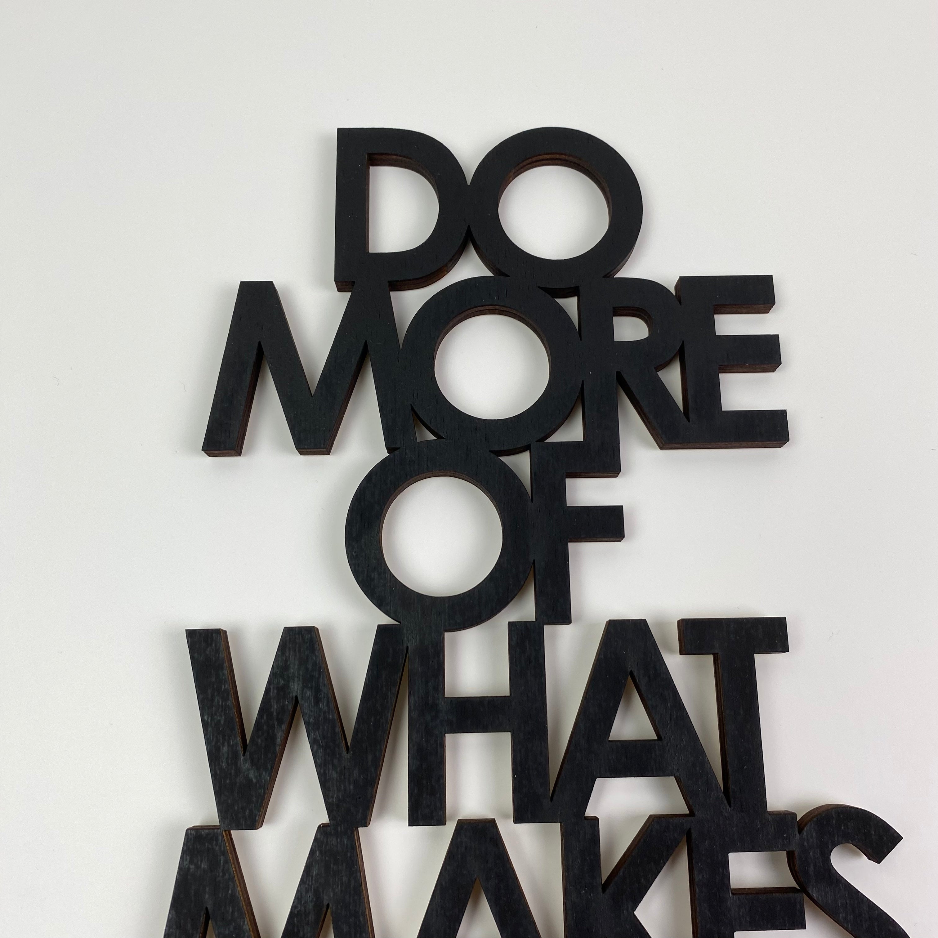 Schriftzug 3D aus Holz "DO MORE OF WHAT MAKES YOU HAPPY" | Holz Schriftzug | Wandtattoo Holz | Wanddeko