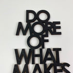 Schriftzug 3D aus Holz "DO MORE OF WHAT MAKES YOU HAPPY" | Holz Schriftzug | Wandtattoo Holz | Wanddeko