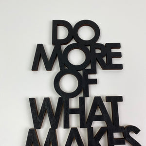 Schriftzug 3D aus Holz "DO MORE OF WHAT MAKES YOU HAPPY" | Holz Schriftzug | Wandtattoo Holz | Wanddeko