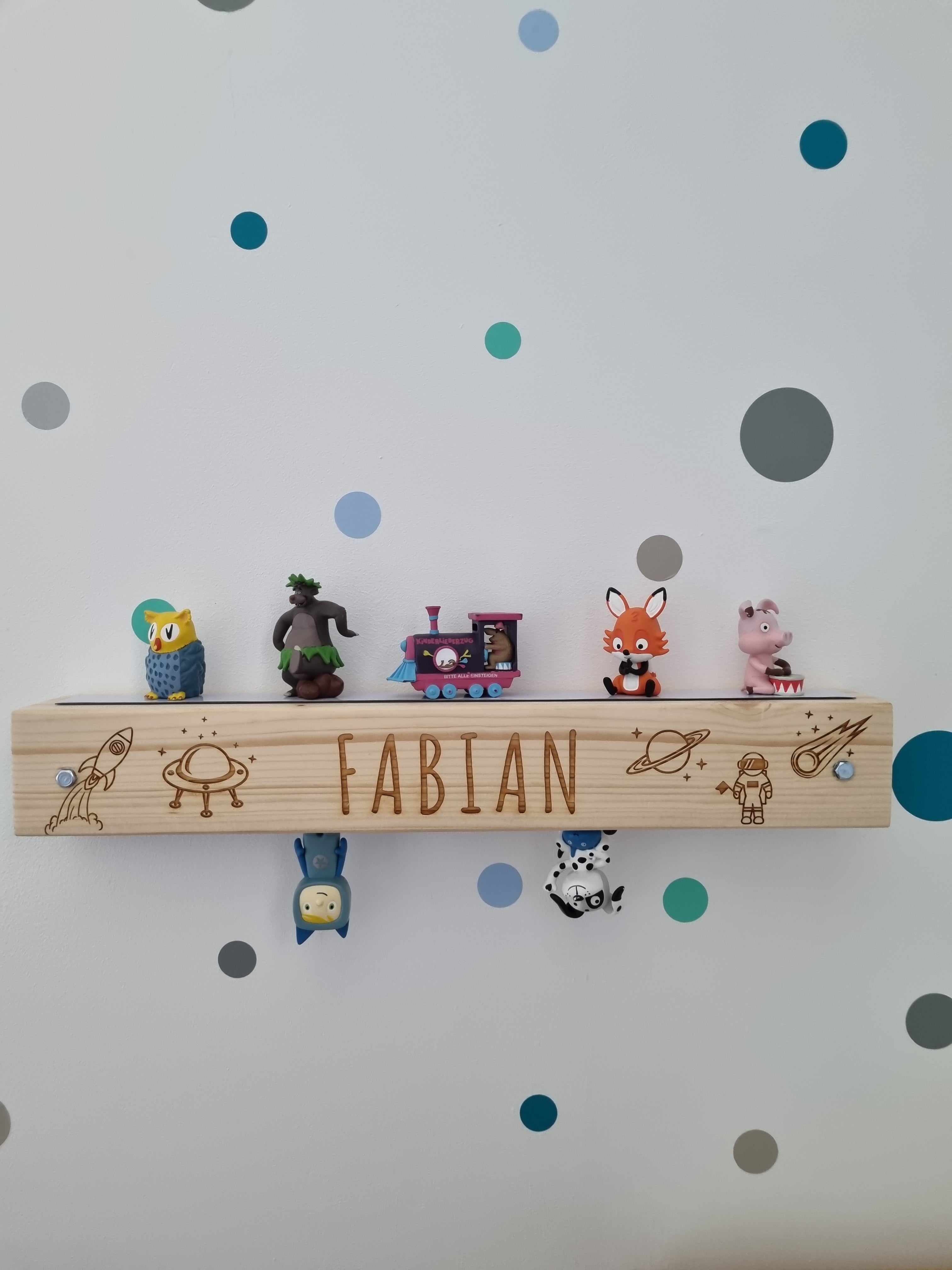 Tonie Regal für Kinder - Wandregal / Wandboard aus Massivholz - mit individueller Gravur