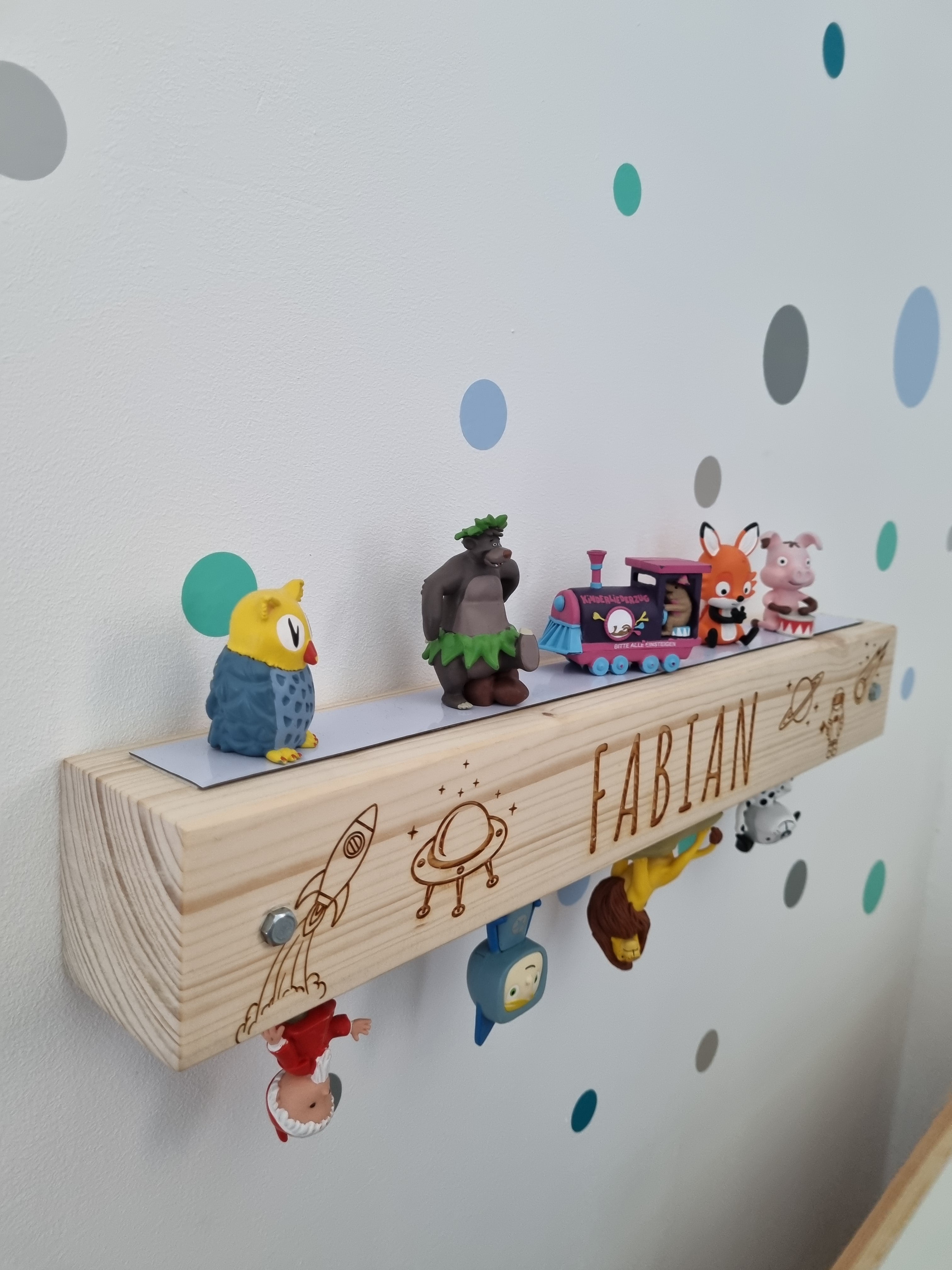 Tonie Regal für Kinder - Wandregal / Wandboard aus Massivholz - mit individueller Gravur