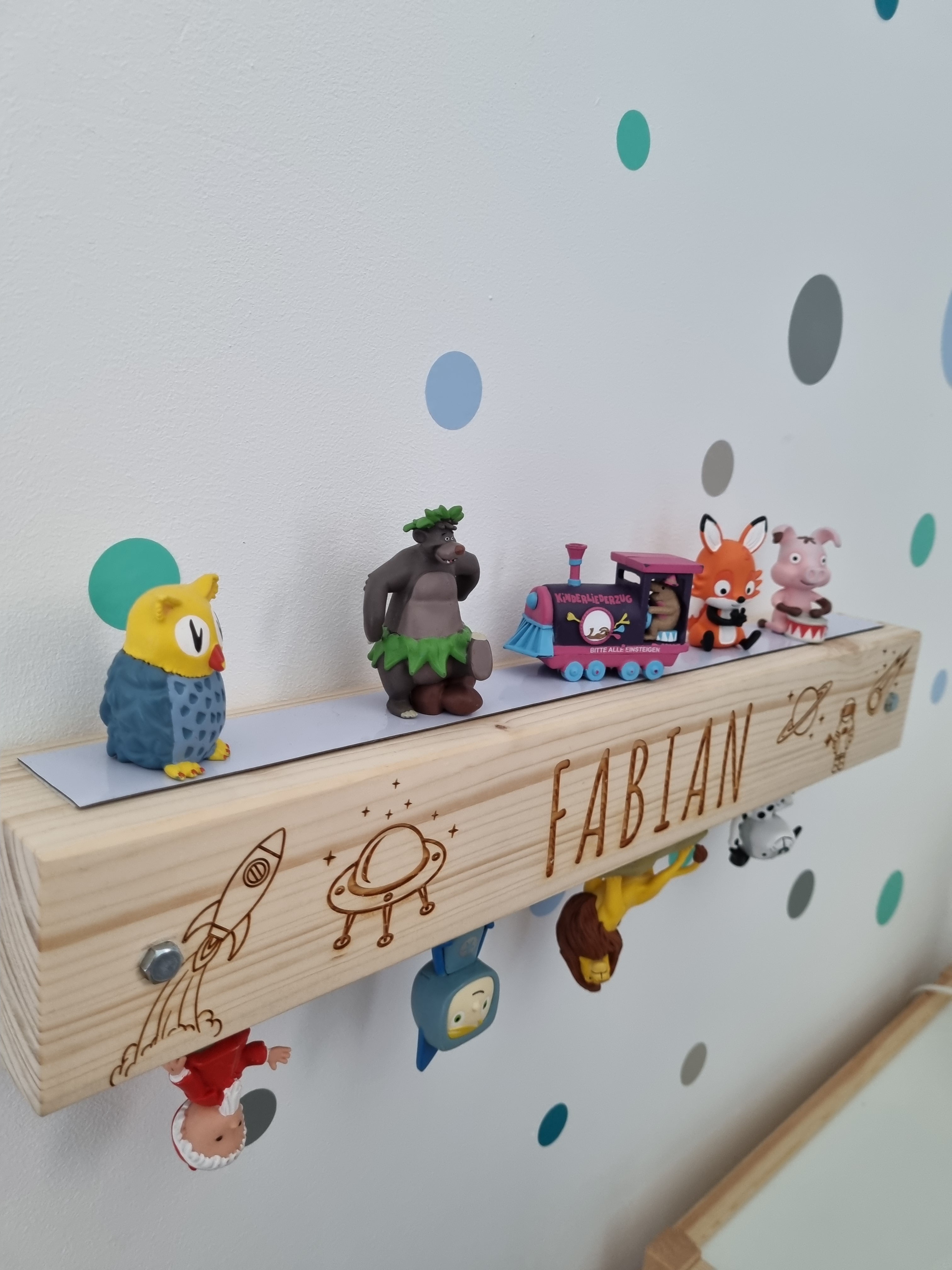 Tonie Regal für Kinder - Wandregal / Wandboard aus Massivholz - mit individueller Gravur